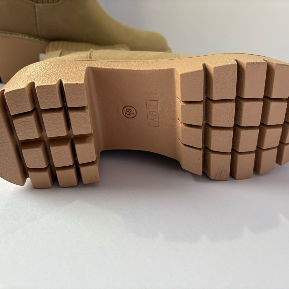 Chic Tan Ankle Boots with Ribbed Design - Picture 6 of 7